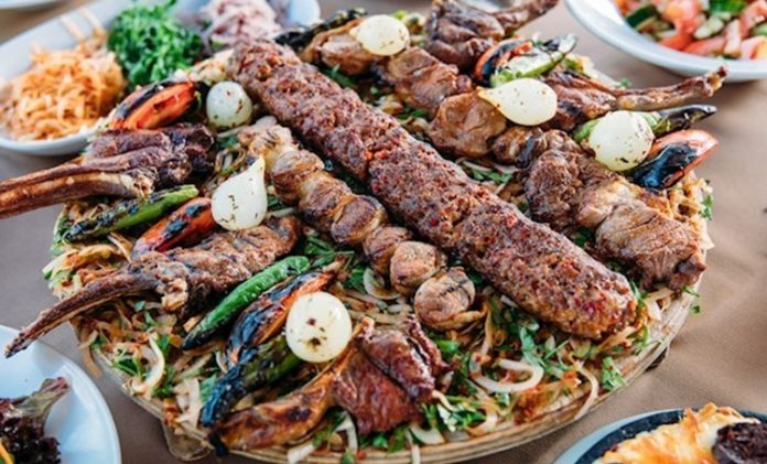 İzmir kebap kültürü, Ege mutfağının hafif ve dengeli gastronomi anlayışıyla birleşerek Türkiye’nin en farklı kebap yorumlarından birini ortaya koyuyor. Geleneksel Anadolu mutfağının güçlü temsilcilerinden olan kebap, İzmir’de daha hafif pişirme teknikleri, farklı sunum anlayışı ve Ege’ye özgü taze malzemelerle yeniden yorumlanıyor. Bu durum şehrin gastronomi kimliğini diğer bölgelerden ayıran önemli bir unsur haline gelmiş durumda. Konulu bir haber görseli.
