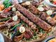 İzmir kebap kültürü, Ege mutfağının hafif ve dengeli gastronomi anlayışıyla birleşerek Türkiye’nin en farklı kebap yorumlarından birini ortaya koyuyor. Geleneksel Anadolu mutfağının güçlü temsilcilerinden olan kebap, İzmir’de daha hafif pişirme teknikleri, farklı sunum anlayışı ve Ege’ye özgü taze malzemelerle yeniden yorumlanıyor. Bu durum şehrin gastronomi kimliğini diğer bölgelerden ayıran önemli bir unsur haline gelmiş durumda. Konulu bir haber görseli.