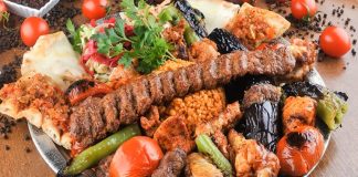 Karışık kebap tabağı, Türk mutfağının en zengin sunumlarından biri olarak hem yerli hem de yabancı misafirlerin en çok tercih ettiği lezzetler arasında yer alıyor. Aynı tabakta birden fazla kebap çeşidini bir araya getiren bu özel sunum, farklı damak tatlarını tek bir öğünde deneyimleme fırsatı sunmasıyla öne çıkıyor. Son yıllarda değişen tüketici beklentileri ve restoranların yenilikçi menü çalışmaları sayesinde karışık kebap tabağı konsepti daha da gelişerek gastronomi sektörünün dikkat çeken trendlerinden biri haline geldi. Konulu bir haber görseli.