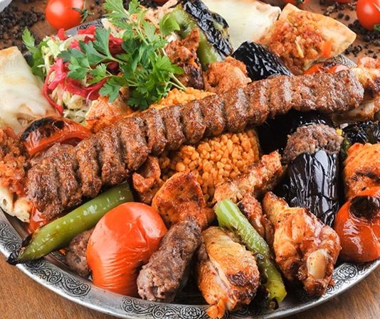 Karışık kebap tabağı, Türk mutfağının en zengin sunumlarından biri olarak hem yerli hem de yabancı misafirlerin en çok tercih ettiği lezzetler arasında yer alıyor. Aynı tabakta birden fazla kebap çeşidini bir araya getiren bu özel sunum, farklı damak tatlarını tek bir öğünde deneyimleme fırsatı sunmasıyla öne çıkıyor. Son yıllarda değişen tüketici beklentileri ve restoranların yenilikçi menü çalışmaları sayesinde karışık kebap tabağı konsepti daha da gelişerek gastronomi sektörünün dikkat çeken trendlerinden biri haline geldi. Konulu bir haber görseli.