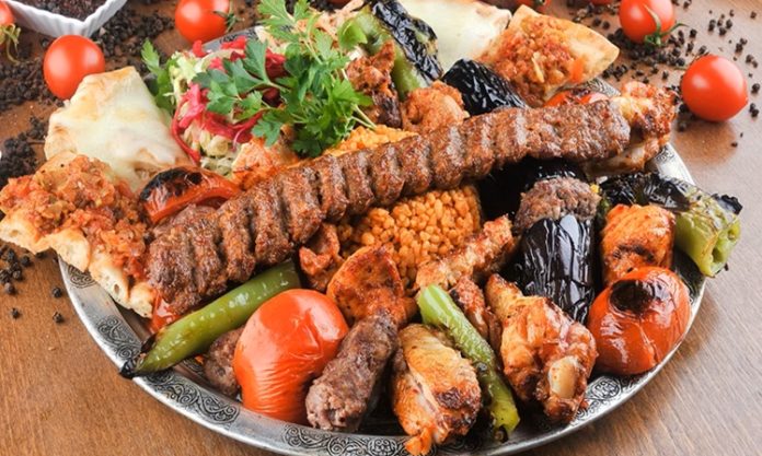 Karışık kebap tabağı, Türk mutfağının en zengin sunumlarından biri olarak hem yerli hem de yabancı misafirlerin en çok tercih ettiği lezzetler arasında yer alıyor. Aynı tabakta birden fazla kebap çeşidini bir araya getiren bu özel sunum, farklı damak tatlarını tek bir öğünde deneyimleme fırsatı sunmasıyla öne çıkıyor. Son yıllarda değişen tüketici beklentileri ve restoranların yenilikçi menü çalışmaları sayesinde karışık kebap tabağı konsepti daha da gelişerek gastronomi sektörünün dikkat çeken trendlerinden biri haline geldi. Konulu bir haber görseli.
