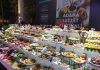 Türkiye'nin zengin mutfak kültürünün en önemli temsilcilerinden biri olan Kebap, düzenlenen gastronomi organizasyonlarıyla her yıl daha geniş kitlelere ulaşıyor. Son dönemde gerçekleştirilen kebap festivallerine gösterilen yoğun ilgi, gastronomi turizminin gelişimini desteklerken yerel ekonomilere de önemli katkılar sağlıyor. Lezzet tutkunlarını bir araya getiren bu etkinlikler, sadece yemek deneyimi sunmakla kalmıyor, aynı zamanda kültürel mirasın tanıtımına da katkıda bulunuyor. Konulu bir haber görseli.