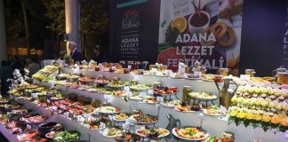 Türkiye'nin zengin mutfak kültürünün en önemli temsilcilerinden biri olan Kebap, düzenlenen gastronomi organizasyonlarıyla her yıl daha geniş kitlelere ulaşıyor. Son dönemde gerçekleştirilen kebap festivallerine gösterilen yoğun ilgi, gastronomi turizminin gelişimini desteklerken yerel ekonomilere de önemli katkılar sağlıyor. Lezzet tutkunlarını bir araya getiren bu etkinlikler, sadece yemek deneyimi sunmakla kalmıyor, aynı zamanda kültürel mirasın tanıtımına da katkıda bulunuyor. Konulu bir haber görseli.