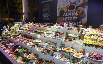Türkiye'nin zengin mutfak kültürünün en önemli temsilcilerinden biri olan Kebap, düzenlenen gastronomi organizasyonlarıyla her yıl daha geniş kitlelere ulaşıyor. Son dönemde gerçekleştirilen kebap festivallerine gösterilen yoğun ilgi, gastronomi turizminin gelişimini desteklerken yerel ekonomilere de önemli katkılar sağlıyor. Lezzet tutkunlarını bir araya getiren bu etkinlikler, sadece yemek deneyimi sunmakla kalmıyor, aynı zamanda kültürel mirasın tanıtımına da katkıda bulunuyor. Konulu bir haber görseli.
