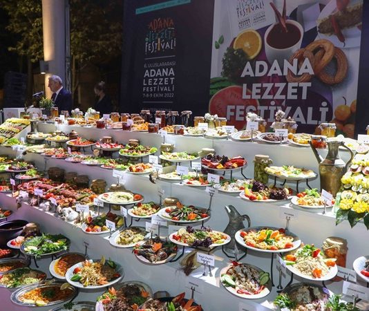 Türkiye'nin zengin mutfak kültürünün en önemli temsilcilerinden biri olan Kebap, düzenlenen gastronomi organizasyonlarıyla her yıl daha geniş kitlelere ulaşıyor. Son dönemde gerçekleştirilen kebap festivallerine gösterilen yoğun ilgi, gastronomi turizminin gelişimini desteklerken yerel ekonomilere de önemli katkılar sağlıyor. Lezzet tutkunlarını bir araya getiren bu etkinlikler, sadece yemek deneyimi sunmakla kalmıyor, aynı zamanda kültürel mirasın tanıtımına da katkıda bulunuyor. Konulu bir haber görseli.