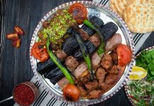 Kebap Fotoğrafçılığı, gastronomi dünyasında son yıllarda büyük önem kazanan alanlardan biri haline geldi. Dijital platformların yaygınlaşmasıyla birlikte kullanıcılar yalnızca lezzetli bir kebap deneyimi yaşamak istemiyor, aynı zamanda görsel açıdan etkileyici sunumlarla karşılaşmayı da bekliyor. Özellikle sosyal medya paylaşımları ve dijital menüler, profesyonel yemek fotoğrafçılığını restoranların pazarlama stratejilerinin önemli bir parçası haline getiriyor. Konulu bir haber görseli.