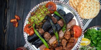 Kebap Fotoğrafçılığı, gastronomi dünyasında son yıllarda büyük önem kazanan alanlardan biri haline geldi. Dijital platformların yaygınlaşmasıyla birlikte kullanıcılar yalnızca lezzetli bir kebap deneyimi yaşamak istemiyor, aynı zamanda görsel açıdan etkileyici sunumlarla karşılaşmayı da bekliyor. Özellikle sosyal medya paylaşımları ve dijital menüler, profesyonel yemek fotoğrafçılığını restoranların pazarlama stratejilerinin önemli bir parçası haline getiriyor. Konulu bir haber görseli.