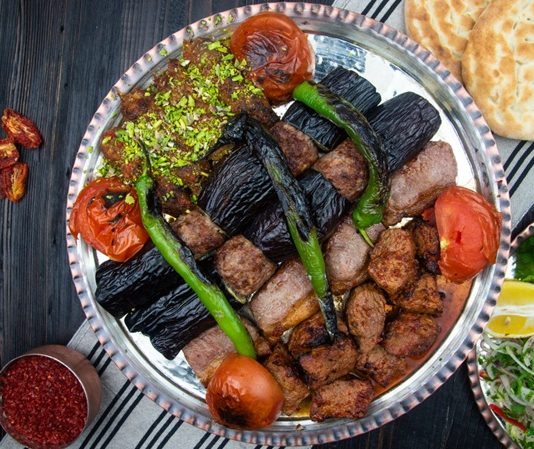 Kebap Fotoğrafçılığı Kebap Fotoğrafçılığı, gastronomi dünyasında son yıllarda büyük önem kazanan alanlardan biri haline geldi. Dijital platformların yaygınlaşmasıyla birlikte kullanıcılar yalnızca lezzetli bir kebap deneyimi yaşamak istemiyor, aynı zamanda görsel açıdan etkileyici sunumlarla karşılaşmayı da bekliyor. Özellikle sosyal medya paylaşımları ve dijital menüler, profesyonel yemek fotoğrafçılığını restoranların pazarlama stratejilerinin önemli bir parçası haline getiriyor. Konulu bir haber görseli.