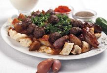 Türkiye’nin gastronomi gücü son yıllarda sadece yerel pazarda değil, uluslararası arenada da dikkat çekici bir büyüme gösteriyor. Özellikle kebap markaları, artan global talep sayesinde Avrupa’dan Orta Doğu’ya, Amerika’dan Asya’ya kadar birçok farklı bölgede şubeleşme stratejileri geliştiriyor. Bu genişleme süreci, hem Türk mutfağının tanıtımına katkı sağlıyor hem de ekonomik açıdan önemli bir ihracat modeli oluşturuyor. Konulu bir haber görseli.