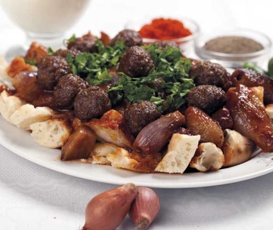 Türkiye’nin gastronomi gücü son yıllarda sadece yerel pazarda değil, uluslararası arenada da dikkat çekici bir büyüme gösteriyor. Özellikle kebap markaları, artan global talep sayesinde Avrupa’dan Orta Doğu’ya, Amerika’dan Asya’ya kadar birçok farklı bölgede şubeleşme stratejileri geliştiriyor. Bu genişleme süreci, hem Türk mutfağının tanıtımına katkı sağlıyor hem de ekonomik açıdan önemli bir ihracat modeli oluşturuyor. Konulu bir haber görseli.