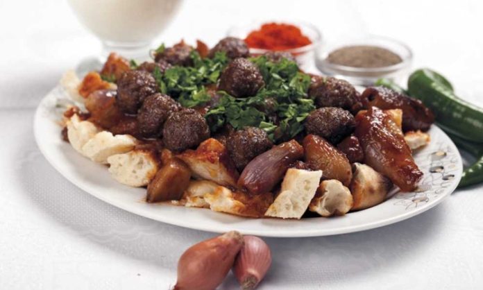 Türkiye’nin gastronomi gücü son yıllarda sadece yerel pazarda değil, uluslararası arenada da dikkat çekici bir büyüme gösteriyor. Özellikle kebap markaları, artan global talep sayesinde Avrupa’dan Orta Doğu’ya, Amerika’dan Asya’ya kadar birçok farklı bölgede şubeleşme stratejileri geliştiriyor. Bu genişleme süreci, hem Türk mutfağının tanıtımına katkı sağlıyor hem de ekonomik açıdan önemli bir ihracat modeli oluşturuyor. Konulu bir haber görseli.