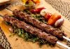 Kebap, Türk mutfağının en güçlü lezzetlerinden biri olarak yıllardır farklı damak tatlarına hitap etmeyi sürdürüyor. Geleneksel tariflerin korunmasının yanında değişen tüketici beklentileri, kebap menü çeşitliliğinin de her geçen gün artmasını sağlıyor. Günümüzde restoranlar yalnızca klasik kebap çeşitlerini sunmakla yetinmiyor; farklı garnitürler, zengin başlangıçlar, özel sunumlar ve farklı porsiyon seçenekleriyle müşterilerine daha kapsamlı bir yemek deneyimi sunuyor. Bu yaklaşım hem yerli misafirlerin hem de yabancı turistlerin ilgisini çekerek sektörün gelişimine katkıda bulunuyor. Konulu bir haber görseli.