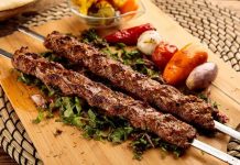 Kebap, Türk mutfağının en güçlü lezzetlerinden biri olarak yıllardır farklı damak tatlarına hitap etmeyi sürdürüyor. Geleneksel tariflerin korunmasının yanında değişen tüketici beklentileri, kebap menü çeşitliliğinin de her geçen gün artmasını sağlıyor. Günümüzde restoranlar yalnızca klasik kebap çeşitlerini sunmakla yetinmiyor; farklı garnitürler, zengin başlangıçlar, özel sunumlar ve farklı porsiyon seçenekleriyle müşterilerine daha kapsamlı bir yemek deneyimi sunuyor. Bu yaklaşım hem yerli misafirlerin hem de yabancı turistlerin ilgisini çekerek sektörün gelişimine katkıda bulunuyor. Konulu bir haber görseli.