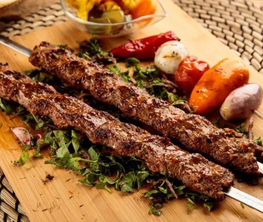Kebap Menü Alternatifleri Kebap, Türk mutfağının en güçlü lezzetlerinden biri olarak yıllardır farklı damak tatlarına hitap etmeyi sürdürüyor. Geleneksel tariflerin korunmasının yanında değişen tüketici beklentileri, kebap menü çeşitliliğinin de her geçen gün artmasını sağlıyor. Günümüzde restoranlar yalnızca klasik kebap çeşitlerini sunmakla yetinmiyor; farklı garnitürler, zengin başlangıçlar, özel sunumlar ve farklı porsiyon seçenekleriyle müşterilerine daha kapsamlı bir yemek deneyimi sunuyor. Bu yaklaşım hem yerli misafirlerin hem de yabancı turistlerin ilgisini çekerek sektörün gelişimine katkıda bulunuyor. Konulu bir haber görseli.