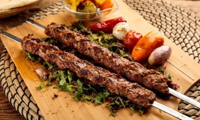 Kebap, Türk mutfağının en güçlü lezzetlerinden biri olarak yıllardır farklı damak tatlarına hitap etmeyi sürdürüyor. Geleneksel tariflerin korunmasının yanında değişen tüketici beklentileri, kebap menü çeşitliliğinin de her geçen gün artmasını sağlıyor. Günümüzde restoranlar yalnızca klasik kebap çeşitlerini sunmakla yetinmiyor; farklı garnitürler, zengin başlangıçlar, özel sunumlar ve farklı porsiyon seçenekleriyle müşterilerine daha kapsamlı bir yemek deneyimi sunuyor. Bu yaklaşım hem yerli misafirlerin hem de yabancı turistlerin ilgisini çekerek sektörün gelişimine katkıda bulunuyor. Konulu bir haber görseli.