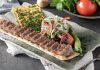 Kebap Menü Çeşitliliği, Türk mutfağının zengin gastronomi mirasını yansıtan en önemli unsurlardan biri olarak öne çıkıyor. Türkiye'nin farklı bölgelerinde gelişen kebap kültürü, zaman içinde yalnızca et çeşitleriyle değil, garnitürlerden mezelere, pişirme tekniklerinden sunum anlayışına kadar geniş bir yelpazeye ulaştı. Günümüzde birçok restoran, farklı damak tatlarına hitap edebilmek için klasik tariflerin yanında modern yorumlara da menülerinde yer veriyor. Konulu bir haber görseli.