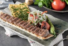 Kebap Menü Çeşitliliği, Türk mutfağının zengin gastronomi mirasını yansıtan en önemli unsurlardan biri olarak öne çıkıyor. Türkiye'nin farklı bölgelerinde gelişen kebap kültürü, zaman içinde yalnızca et çeşitleriyle değil, garnitürlerden mezelere, pişirme tekniklerinden sunum anlayışına kadar geniş bir yelpazeye ulaştı. Günümüzde birçok restoran, farklı damak tatlarına hitap edebilmek için klasik tariflerin yanında modern yorumlara da menülerinde yer veriyor. Konulu bir haber görseli.