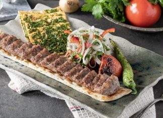 Kebap Menü Çeşitliliği, Türk mutfağının zengin gastronomi mirasını yansıtan en önemli unsurlardan biri olarak öne çıkıyor. Türkiye'nin farklı bölgelerinde gelişen kebap kültürü, zaman içinde yalnızca et çeşitleriyle değil, garnitürlerden mezelere, pişirme tekniklerinden sunum anlayışına kadar geniş bir yelpazeye ulaştı. Günümüzde birçok restoran, farklı damak tatlarına hitap edebilmek için klasik tariflerin yanında modern yorumlara da menülerinde yer veriyor. Konulu bir haber görseli.