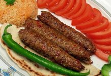 Kebap sektöründe teknolojik dönüşüm son yıllarda hız kazanırken, işletmelerin en çok odaklandığı alanlardan biri de mutfak otomasyonu oldu. Özellikle büyük şehirlerde artan rekabet, restoranları daha hızlı, daha hatasız ve daha verimli üretim süreçlerine yönlendiriyor. Bu kapsamda geliştirilen otomasyon sistemleri, siparişten pişirme sürecine kadar birçok aşamada insan müdahalesini azaltmayı hedefliyor. Ancak bu dönüşüm, geleneksel mutfak kültürünün geleceği hakkında da yeni tartışmaları beraberinde getiriyor. Konulu bir haber görseli.
