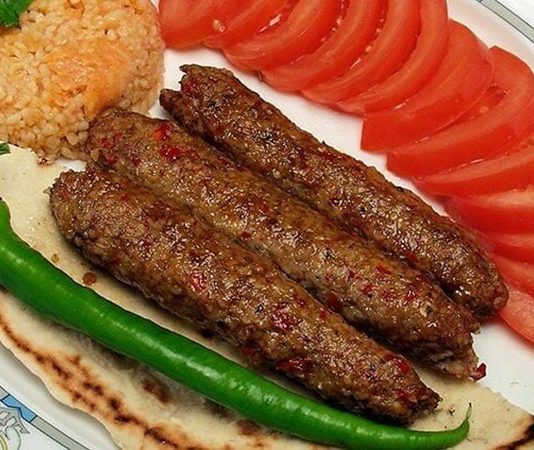 Kebap sektöründe teknolojik dönüşüm son yıllarda hız kazanırken, işletmelerin en çok odaklandığı alanlardan biri de mutfak otomasyonu oldu. Özellikle büyük şehirlerde artan rekabet, restoranları daha hızlı, daha hatasız ve daha verimli üretim süreçlerine yönlendiriyor. Bu kapsamda geliştirilen otomasyon sistemleri, siparişten pişirme sürecine kadar birçok aşamada insan müdahalesini azaltmayı hedefliyor. Ancak bu dönüşüm, geleneksel mutfak kültürünün geleceği hakkında da yeni tartışmaları beraberinde getiriyor. Konulu bir haber görseli.