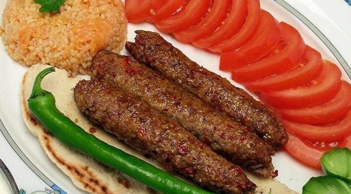 Kebap Mutfak Otomasyonu Kebap sektöründe teknolojik dönüşüm son yıllarda hız kazanırken, işletmelerin en çok odaklandığı alanlardan biri de mutfak otomasyonu oldu. Özellikle büyük şehirlerde artan rekabet, restoranları daha hızlı, daha hatasız ve daha verimli üretim süreçlerine yönlendiriyor. Bu kapsamda geliştirilen otomasyon sistemleri, siparişten pişirme sürecine kadar birçok aşamada insan müdahalesini azaltmayı hedefliyor. Ancak bu dönüşüm, geleneksel mutfak kültürünün geleceği hakkında da yeni tartışmaları beraberinde getiriyor. Konulu bir haber görseli.