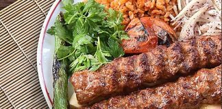Türkiye’nin köklü mutfak geleneği içinde önemli bir yere sahip olan kebap sektörü, son yıllarda profesyonelleşme sürecini hızlandırarak kebap okulları ve eğitimleri ile daha sistemli bir yapıya kavuşmuştur. Bu eğitim kurumları, hem geleneksel mutfak bilgisini korumayı hem de modern gastronomi tekniklerini yeni nesillere aktarmayı hedeflemektedir. Konulu bir haber görseli.