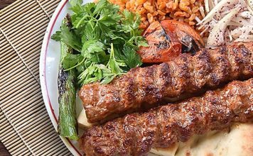 Kebap Okulları ve Eğitimleri Türkiye’nin köklü mutfak geleneği içinde önemli bir yere sahip olan kebap sektörü, son yıllarda profesyonelleşme sürecini hızlandırarak kebap okulları ve eğitimleri ile daha sistemli bir yapıya kavuşmuştur. Bu eğitim kurumları, hem geleneksel mutfak bilgisini korumayı hem de modern gastronomi tekniklerini yeni nesillere aktarmayı hedeflemektedir. Konulu bir haber görseli.