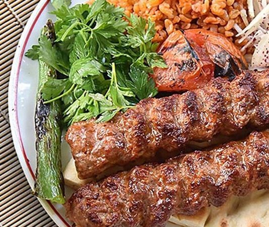 Türkiye’nin köklü mutfak geleneği içinde önemli bir yere sahip olan kebap sektörü, son yıllarda profesyonelleşme sürecini hızlandırarak kebap okulları ve eğitimleri ile daha sistemli bir yapıya kavuşmuştur. Bu eğitim kurumları, hem geleneksel mutfak bilgisini korumayı hem de modern gastronomi tekniklerini yeni nesillere aktarmayı hedeflemektedir. Konulu bir haber görseli.