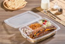 Kebap sektörü, değişen tüketici alışkanlıkları ve teknolojik gelişmeler doğrultusunda önemli bir dönüşüm yaşamaya devam ediyor. Restoranlarda yemek yeme alışkanlığının yanı sıra paket servis hizmetlerine olan ilginin artması, işletmelerin bu alandaki yatırımlarını hızlandırıyor. Özellikle hızlı teslimat, kaliteli ambalaj ve dijital sipariş sistemleri, paket servis anlayışını yeniden şekillendiriyor. Konulu bir haber görseli.