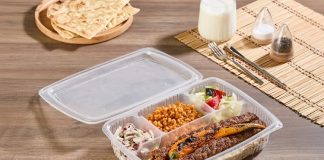 Kebap sektörü, değişen tüketici alışkanlıkları ve teknolojik gelişmeler doğrultusunda önemli bir dönüşüm yaşamaya devam ediyor. Restoranlarda yemek yeme alışkanlığının yanı sıra paket servis hizmetlerine olan ilginin artması, işletmelerin bu alandaki yatırımlarını hızlandırıyor. Özellikle hızlı teslimat, kaliteli ambalaj ve dijital sipariş sistemleri, paket servis anlayışını yeniden şekillendiriyor. Konulu bir haber görseli.