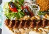 Kebap Restoran İncelemeleri, gastronomi sektöründe hem tüketiciler hem de işletmeler açısından giderek daha fazla önem kazanan içerikler arasında yer alıyor. Dijital platformların yaygınlaşmasıyla birlikte kullanıcılar, yeni bir restoran tercih etmeden önce yapılan değerlendirmeleri incelemeyi alışkanlık haline getirdi. Lezzet, hizmet kalitesi, hijyen, sunum ve fiyat dengesi gibi birçok unsur artık restoran seçiminde belirleyici rol oynuyor. Konulu bir haber görseli.