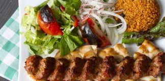 Kebap Restoran İncelemeleri, gastronomi sektöründe hem tüketiciler hem de işletmeler açısından giderek daha fazla önem kazanan içerikler arasında yer alıyor. Dijital platformların yaygınlaşmasıyla birlikte kullanıcılar, yeni bir restoran tercih etmeden önce yapılan değerlendirmeleri incelemeyi alışkanlık haline getirdi. Lezzet, hizmet kalitesi, hijyen, sunum ve fiyat dengesi gibi birçok unsur artık restoran seçiminde belirleyici rol oynuyor. Konulu bir haber görseli.