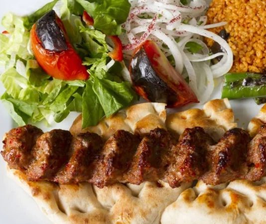 Kebap Restoran İncelemeleri Kebap Restoran İncelemeleri, gastronomi sektöründe hem tüketiciler hem de işletmeler açısından giderek daha fazla önem kazanan içerikler arasında yer alıyor. Dijital platformların yaygınlaşmasıyla birlikte kullanıcılar, yeni bir restoran tercih etmeden önce yapılan değerlendirmeleri incelemeyi alışkanlık haline getirdi. Lezzet, hizmet kalitesi, hijyen, sunum ve fiyat dengesi gibi birçok unsur artık restoran seçiminde belirleyici rol oynuyor. Konulu bir haber görseli.