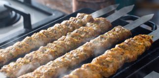 Geleneksel Türk mutfağının en sevilen lezzetlerinden biri olan Kebap, sadece pişirme teknikleri ve sunum anlayışıyla değil, restoranlarda kullanılan teknolojik yeniliklerle de değişim yaşamaya devam ediyor. Son yıllarda hızla yaygınlaşan Dijital Sipariş Sistemleri, kebap restoranlarının hizmet kalitesini artırırken müşteri deneyimini de farklı bir seviyeye taşıyor. QR kodlu menülerden tablet sipariş ekranlarına kadar birçok uygulama, restoran sektöründe yeni bir dönemin başlangıcını temsil ediyor. Konulu bir haber görseli.