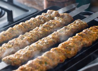 Geleneksel Türk mutfağının en sevilen lezzetlerinden biri olan Kebap, sadece pişirme teknikleri ve sunum anlayışıyla değil, restoranlarda kullanılan teknolojik yeniliklerle de değişim yaşamaya devam ediyor. Son yıllarda hızla yaygınlaşan Dijital Sipariş Sistemleri, kebap restoranlarının hizmet kalitesini artırırken müşteri deneyimini de farklı bir seviyeye taşıyor. QR kodlu menülerden tablet sipariş ekranlarına kadar birçok uygulama, restoran sektöründe yeni bir dönemin başlangıcını temsil ediyor. Konulu bir haber görseli.