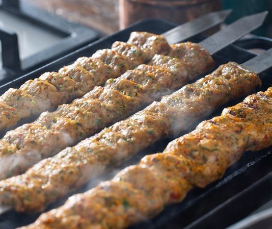 Geleneksel Türk mutfağının en sevilen lezzetlerinden biri olan Kebap, sadece pişirme teknikleri ve sunum anlayışıyla değil, restoranlarda kullanılan teknolojik yeniliklerle de değişim yaşamaya devam ediyor. Son yıllarda hızla yaygınlaşan Dijital Sipariş Sistemleri, kebap restoranlarının hizmet kalitesini artırırken müşteri deneyimini de farklı bir seviyeye taşıyor. QR kodlu menülerden tablet sipariş ekranlarına kadar birçok uygulama, restoran sektöründe yeni bir dönemin başlangıcını temsil ediyor. Konulu bir haber görseli.