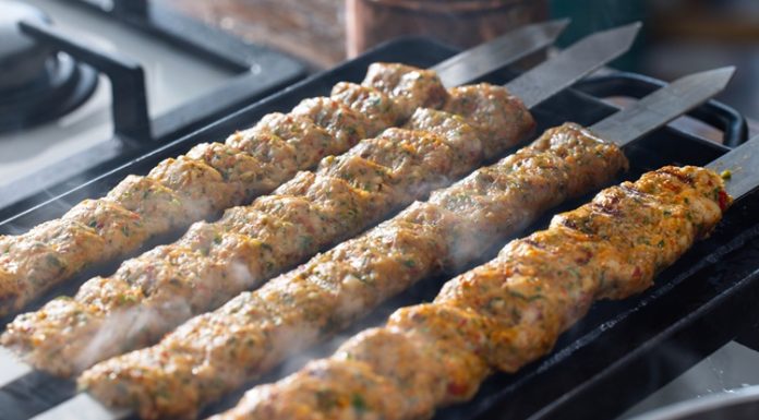 Geleneksel Türk mutfağının en sevilen lezzetlerinden biri olan Kebap, sadece pişirme teknikleri ve sunum anlayışıyla değil, restoranlarda kullanılan teknolojik yeniliklerle de değişim yaşamaya devam ediyor. Son yıllarda hızla yaygınlaşan Dijital Sipariş Sistemleri, kebap restoranlarının hizmet kalitesini artırırken müşteri deneyimini de farklı bir seviyeye taşıyor. QR kodlu menülerden tablet sipariş ekranlarına kadar birçok uygulama, restoran sektöründe yeni bir dönemin başlangıcını temsil ediyor. Konulu bir haber görseli.