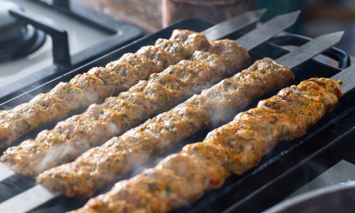 Geleneksel Türk mutfağının en sevilen lezzetlerinden biri olan Kebap, sadece pişirme teknikleri ve sunum anlayışıyla değil, restoranlarda kullanılan teknolojik yeniliklerle de değişim yaşamaya devam ediyor. Son yıllarda hızla yaygınlaşan Dijital Sipariş Sistemleri, kebap restoranlarının hizmet kalitesini artırırken müşteri deneyimini de farklı bir seviyeye taşıyor. QR kodlu menülerden tablet sipariş ekranlarına kadar birçok uygulama, restoran sektöründe yeni bir dönemin başlangıcını temsil ediyor. Konulu bir haber görseli.
