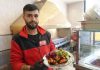 Kebap restoranları, Türkiye'nin yeme-içme sektöründe en yoğun ilgi gören işletmeleri arasında yer alırken, son yıllarda en önemli gündem maddelerinden biri personel eksikliği olmaya başladı. Artan müşteri talebi, büyüyen restoran sayısı ve değişen çalışma alışkanlıkları, nitelikli çalışan bulmayı her zamankinden daha zor hale getiriyor. Sektör temsilcileri, kaliteli hizmet sunabilmek için deneyimli çalışanlara ihtiyaç duyarken, personel sirkülasyonunun yüksek olması işletmelerin verimliliğini olumsuz etkiliyor. Konulu bir haber görseli.