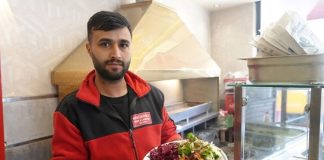 Kebap restoranları, Türkiye'nin yeme-içme sektöründe en yoğun ilgi gören işletmeleri arasında yer alırken, son yıllarda en önemli gündem maddelerinden biri personel eksikliği olmaya başladı. Artan müşteri talebi, büyüyen restoran sayısı ve değişen çalışma alışkanlıkları, nitelikli çalışan bulmayı her zamankinden daha zor hale getiriyor. Sektör temsilcileri, kaliteli hizmet sunabilmek için deneyimli çalışanlara ihtiyaç duyarken, personel sirkülasyonunun yüksek olması işletmelerin verimliliğini olumsuz etkiliyor. Konulu bir haber görseli.