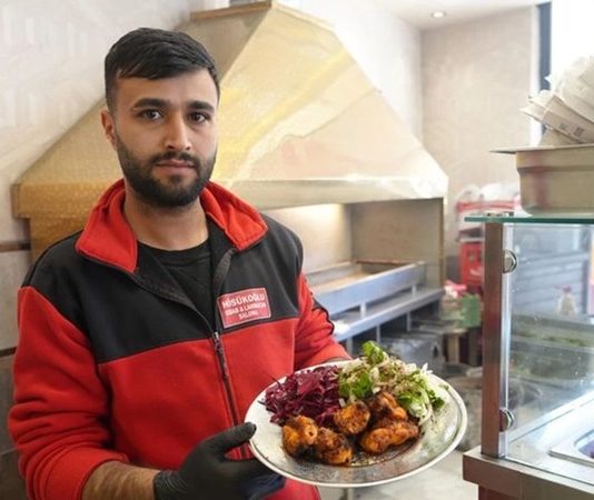 Kebap restoranları, Türkiye'nin yeme-içme sektöründe en yoğun ilgi gören işletmeleri arasında yer alırken, son yıllarda en önemli gündem maddelerinden biri personel eksikliği olmaya başladı. Artan müşteri talebi, büyüyen restoran sayısı ve değişen çalışma alışkanlıkları, nitelikli çalışan bulmayı her zamankinden daha zor hale getiriyor. Sektör temsilcileri, kaliteli hizmet sunabilmek için deneyimli çalışanlara ihtiyaç duyarken, personel sirkülasyonunun yüksek olması işletmelerin verimliliğini olumsuz etkiliyor. Konulu bir haber görseli.