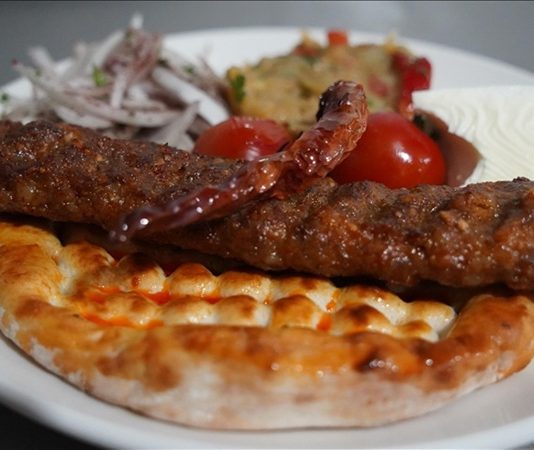Günümüzde kebap sektöründe artan rekabet, restoranların yalnızca lezzet odaklı değil, hizmet kalitesini artıracak teknolojik çözümlere de yatırım yapmasını sağlıyor. Bu çözümlerin başında ise rezervasyon sistemi geliyor. Özellikle hafta sonları, özel günlerde ve yoğun akşam saatlerinde müşteri taleplerini daha düzenli yönetebilmek için birçok restoran dijital rezervasyon uygulamalarını aktif şekilde kullanıyor. Böylece hem müşteri bekleme süreleri azalıyor hem de işletmeler masa planlamasını daha verimli şekilde gerçekleştirebiliyor. Konulu bir haber görseli.
