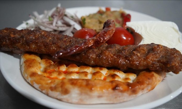 Kebap Restoranlarında Rezervasyon Sistemleri Günümüzde kebap sektöründe artan rekabet, restoranların yalnızca lezzet odaklı değil, hizmet kalitesini artıracak teknolojik çözümlere de yatırım yapmasını sağlıyor. Bu çözümlerin başında ise rezervasyon sistemi geliyor. Özellikle hafta sonları, özel günlerde ve yoğun akşam saatlerinde müşteri taleplerini daha düzenli yönetebilmek için birçok restoran dijital rezervasyon uygulamalarını aktif şekilde kullanıyor. Böylece hem müşteri bekleme süreleri azalıyor hem de işletmeler masa planlamasını daha verimli şekilde gerçekleştirebiliyor. Konulu bir haber görseli.