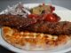 Günümüzde kebap sektöründe artan rekabet, restoranların yalnızca lezzet odaklı değil, hizmet kalitesini artıracak teknolojik çözümlere de yatırım yapmasını sağlıyor. Bu çözümlerin başında ise rezervasyon sistemi geliyor. Özellikle hafta sonları, özel günlerde ve yoğun akşam saatlerinde müşteri taleplerini daha düzenli yönetebilmek için birçok restoran dijital rezervasyon uygulamalarını aktif şekilde kullanıyor. Böylece hem müşteri bekleme süreleri azalıyor hem de işletmeler masa planlamasını daha verimli şekilde gerçekleştirebiliyor. Konulu bir haber görseli.