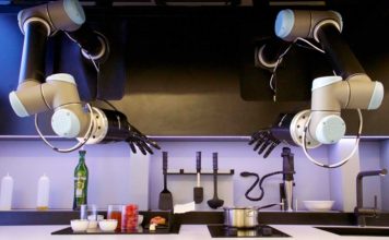Kebap Robot Şef Denemeleri Teknolojinin gastronomi dünyasında giderek daha fazla yer edinmesiyle birlikte kebap sektöründe de yenilikçi uygulamalar dikkat çekmeye başladı. Son yıllarda farklı ülkelerde ve bazı pilot restoranlarda gerçekleştirilen robot şef denemeleri, geleneksel mutfak anlayışını modern teknolojiyle buluşturmayı amaçlıyor. Özellikle standart üretim, hız ve hijyen konularında avantaj sağlaması beklenen bu sistemler, sektör temsilcileri tarafından yakından takip ediliyor. Bununla birlikte kebap gibi ustalık ve deneyim gerektiren bir lezzetin tamamen robotlarla hazırlanıp hazırlanamayacağı ise tartışılmaya devam ediyor. Konulu bir haber görseli.