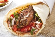 Kebap sektöründe dijital reklam, son yıllarda gastronomi alanında yaşanan en önemli dönüşümlerden biri olarak öne çıkıyor. Geleneksel pazarlama yöntemlerinin yerini hızla dijital platformlara bırakması, kebap işletmelerinin müşteri kitlesine ulaşma biçimini köklü şekilde değiştirmiş durumda. Sosyal medya, arama motorları ve dijital reklam ağları sayesinde restoran işletmeleri artık çok daha geniş kitlelere erişebiliyor. Konulu bir haber görseli.