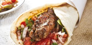 Kebap Sektöründe Dijital Reklam Kebap sektöründe dijital reklam, son yıllarda gastronomi alanında yaşanan en önemli dönüşümlerden biri olarak öne çıkıyor. Geleneksel pazarlama yöntemlerinin yerini hızla dijital platformlara bırakması, kebap işletmelerinin müşteri kitlesine ulaşma biçimini köklü şekilde değiştirmiş durumda. Sosyal medya, arama motorları ve dijital reklam ağları sayesinde restoran işletmeleri artık çok daha geniş kitlelere erişebiliyor. Konulu bir haber görseli.