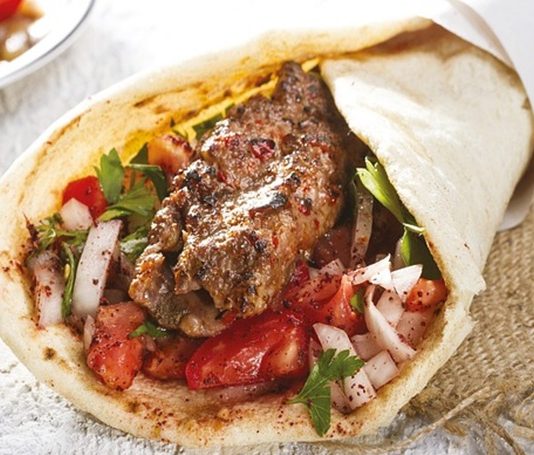Kebap sektöründe dijital reklam, son yıllarda gastronomi alanında yaşanan en önemli dönüşümlerden biri olarak öne çıkıyor. Geleneksel pazarlama yöntemlerinin yerini hızla dijital platformlara bırakması, kebap işletmelerinin müşteri kitlesine ulaşma biçimini köklü şekilde değiştirmiş durumda. Sosyal medya, arama motorları ve dijital reklam ağları sayesinde restoran işletmeleri artık çok daha geniş kitlelere erişebiliyor. Konulu bir haber görseli.