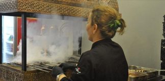 Kebap sektörü, Türkiye'nin gastronomi kültürünün en önemli yapı taşlarından biri olarak her gün milyonlarca kişiye hizmet veriyor. Geleneksel lezzetlerin korunması kadar üretim sürecinde uygulanan hijyen kuralları da işletmelerin başarısını doğrudan etkileyen unsurlar arasında bulunuyor. Tüketicilerin bilinç seviyesinin yükselmesiyle birlikte artık yalnızca lezzet değil, üretim koşulları, mutfak düzeni ve gıda güvenliği uygulamaları da restoran seçiminde belirleyici rol oynuyor. Konulu bir haber görseli.