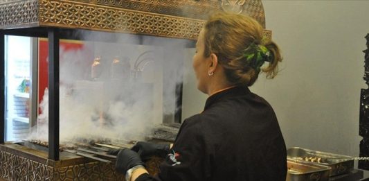 Kebap sektörü, Türkiye'nin gastronomi kültürünün en önemli yapı taşlarından biri olarak her gün milyonlarca kişiye hizmet veriyor. Geleneksel lezzetlerin korunması kadar üretim sürecinde uygulanan hijyen kuralları da işletmelerin başarısını doğrudan etkileyen unsurlar arasında bulunuyor. Tüketicilerin bilinç seviyesinin yükselmesiyle birlikte artık yalnızca lezzet değil, üretim koşulları, mutfak düzeni ve gıda güvenliği uygulamaları da restoran seçiminde belirleyici rol oynuyor. Konulu bir haber görseli.